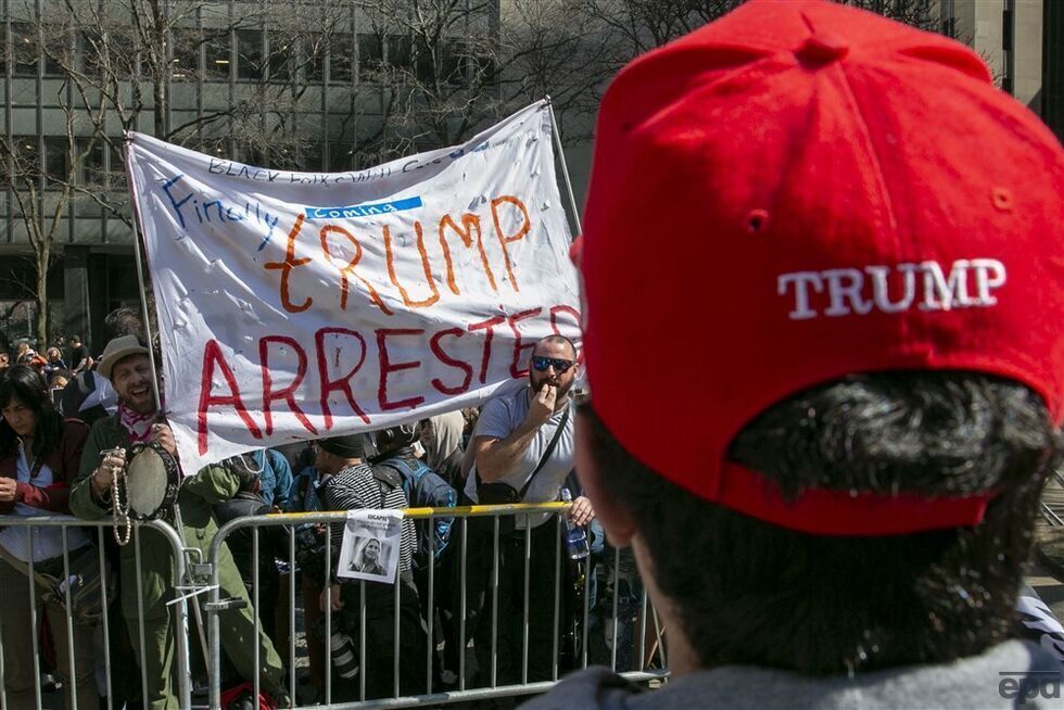 Трамп стал первым президентом США, которому предъявили уголовное обвинение. Фоторепортаж