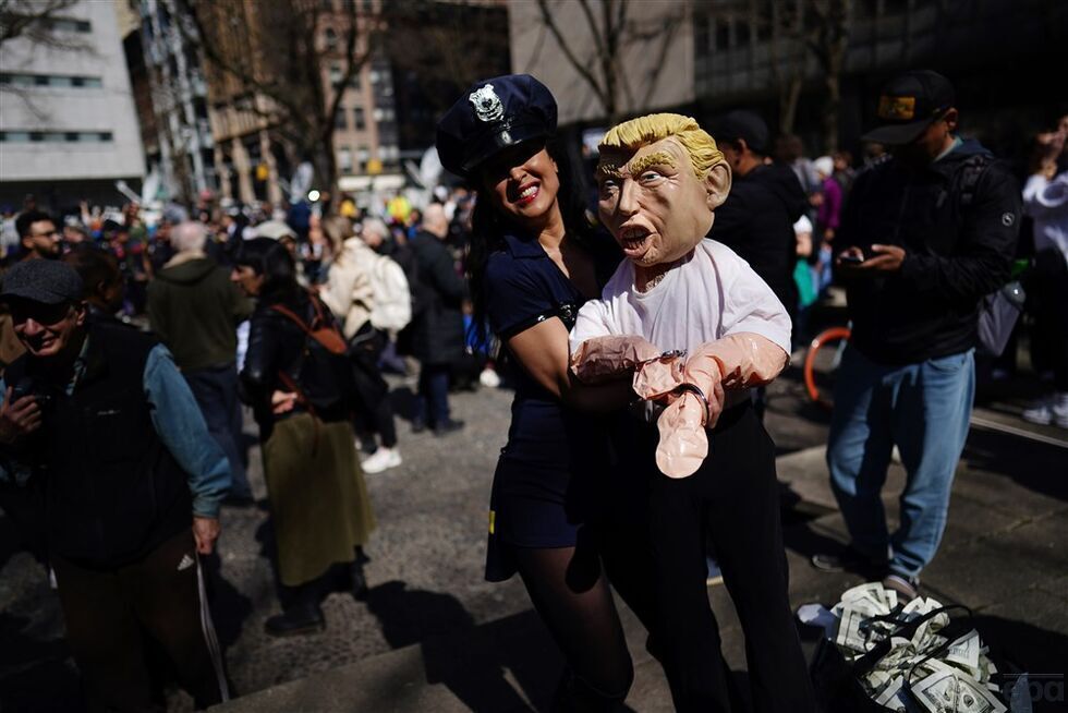 Трамп стал первым президентом США, которому предъявили уголовное обвинение. Фоторепортаж