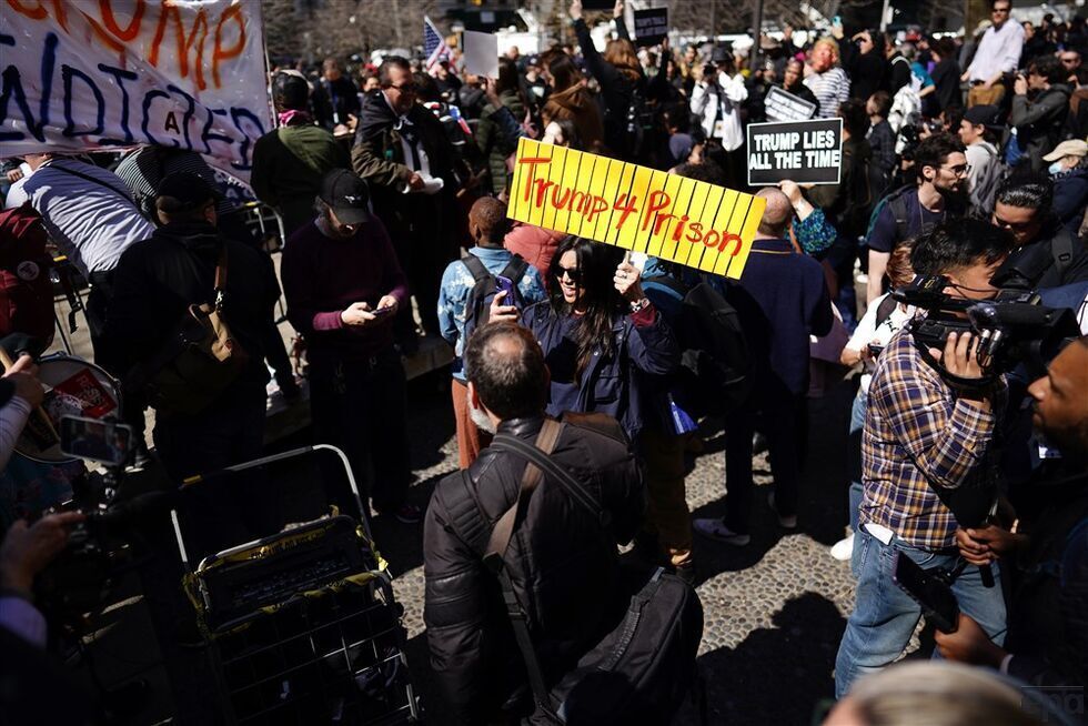 Трамп стал первым президентом США, которому предъявили уголовное обвинение. Фоторепортаж