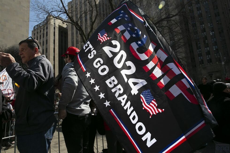 Трамп стал первым президентом США, которому предъявили уголовное обвинение. Фоторепортаж