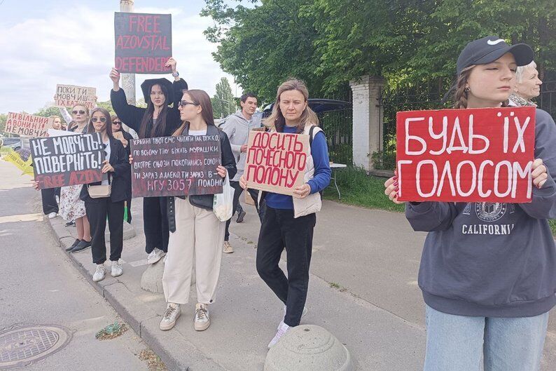 ''Був у полоні, тому знаю, що таке пекло''. У Києві на Великдень відбулася акція на підтримку військовополонених