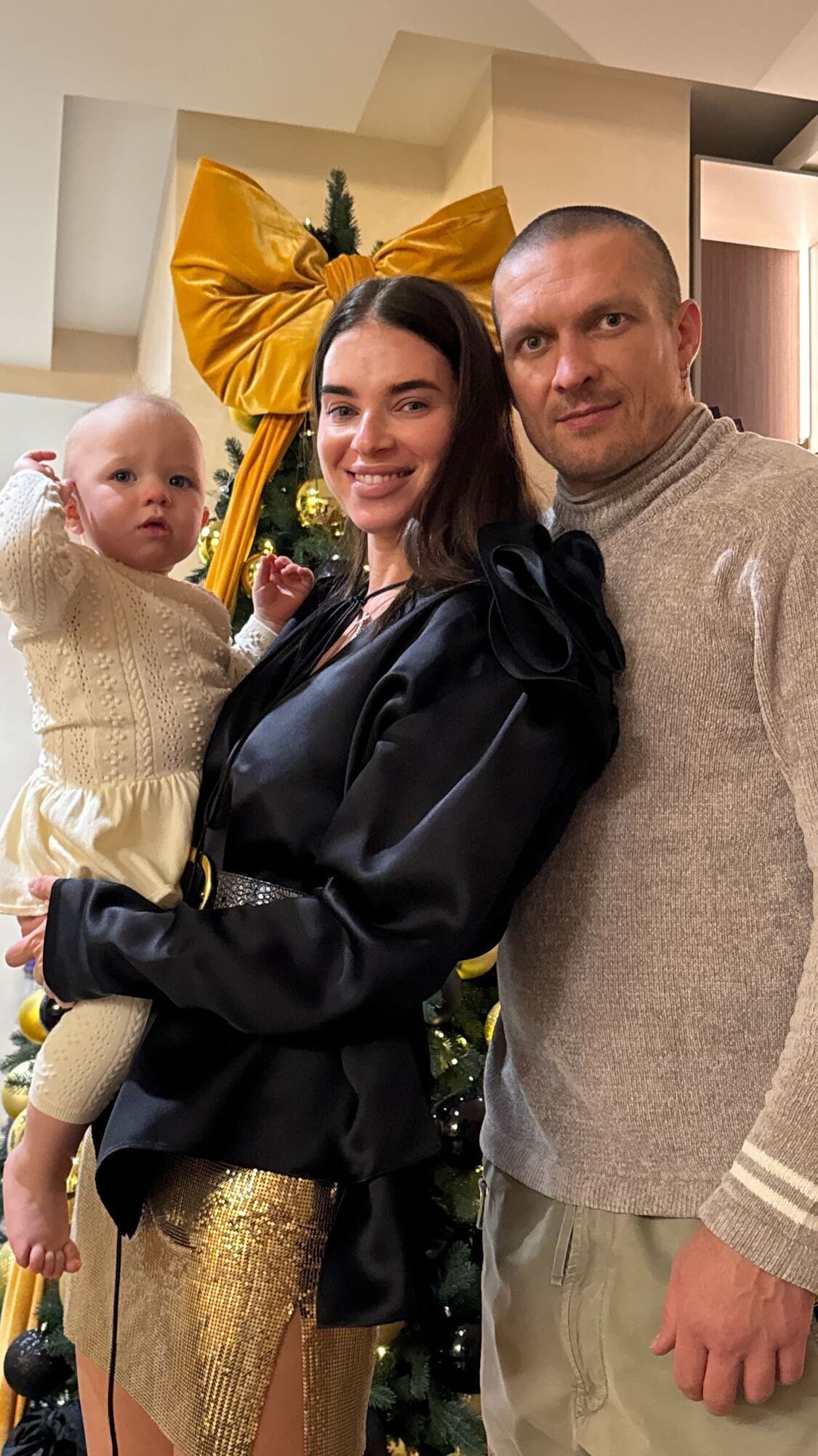 Жена Усика в новогоднюю ночь показала свежее фото с мужем и дочерью