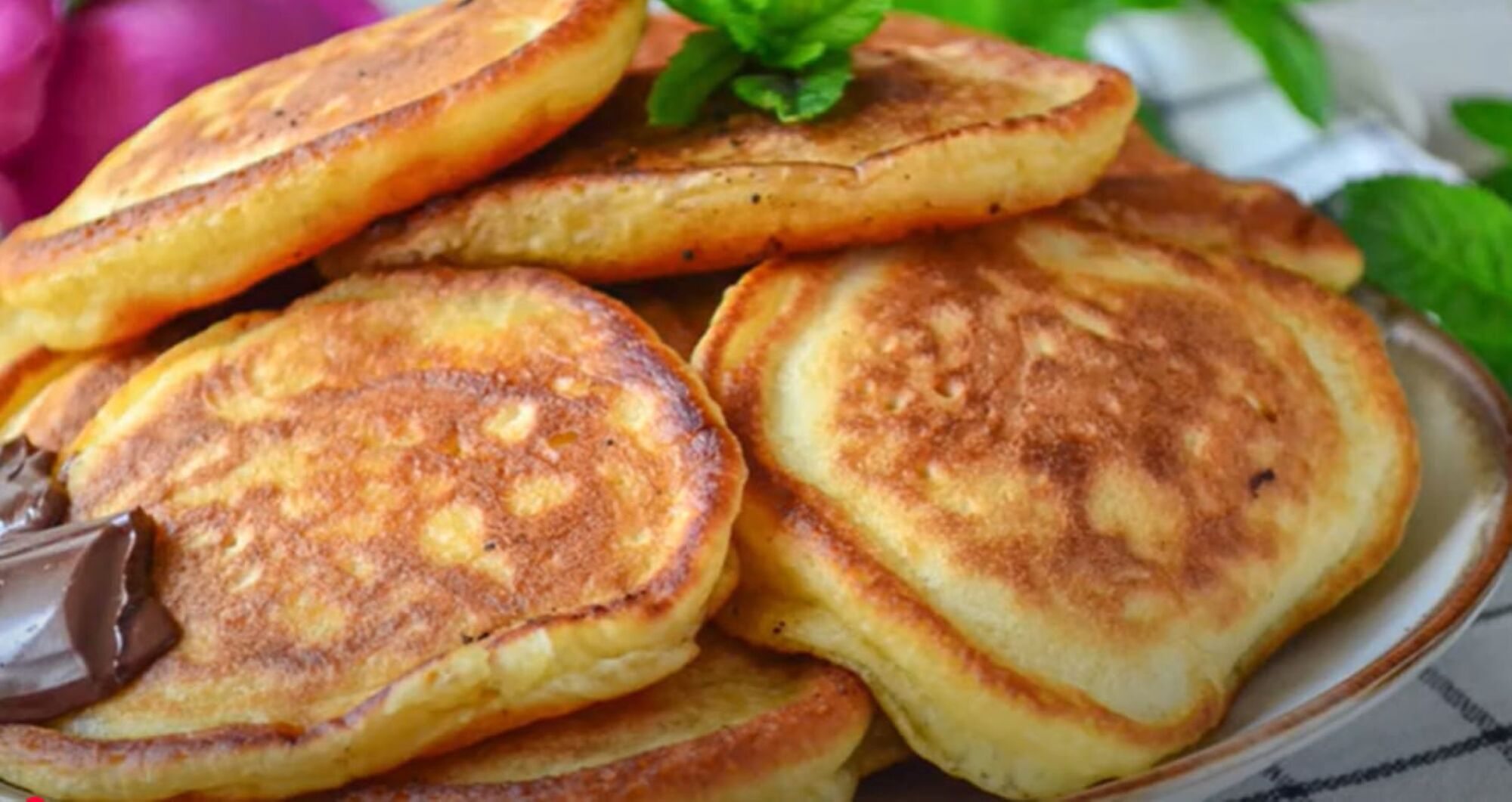 Додайте цього по чайній ложці – й оладки будуть м'якими й ніжними. Перевірений рецепт пухкого тіста