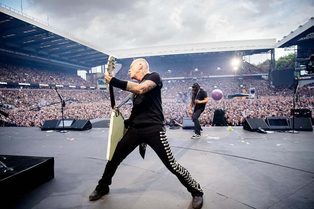 Рок-зірка Оззі Осборн попрощався із шанувальниками, змусивши ридати 40-тисячний натовп у чорному. Відео