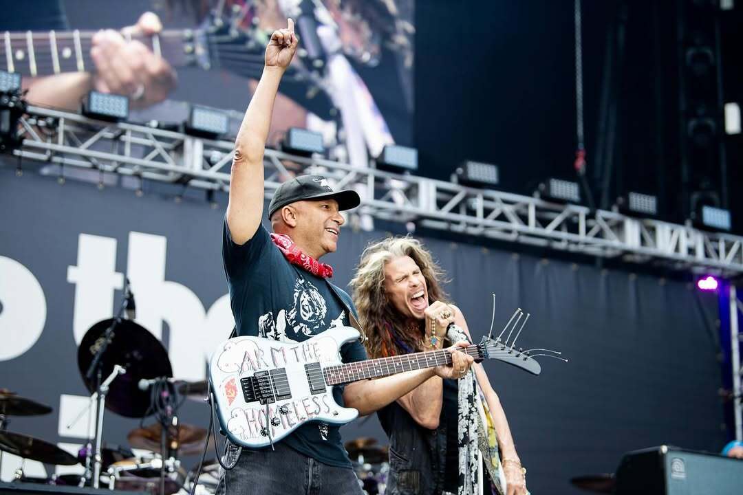 Рок-зірка Оззі Осборн попрощався із шанувальниками, змусивши ридати 40-тисячний натовп у чорному. Відео