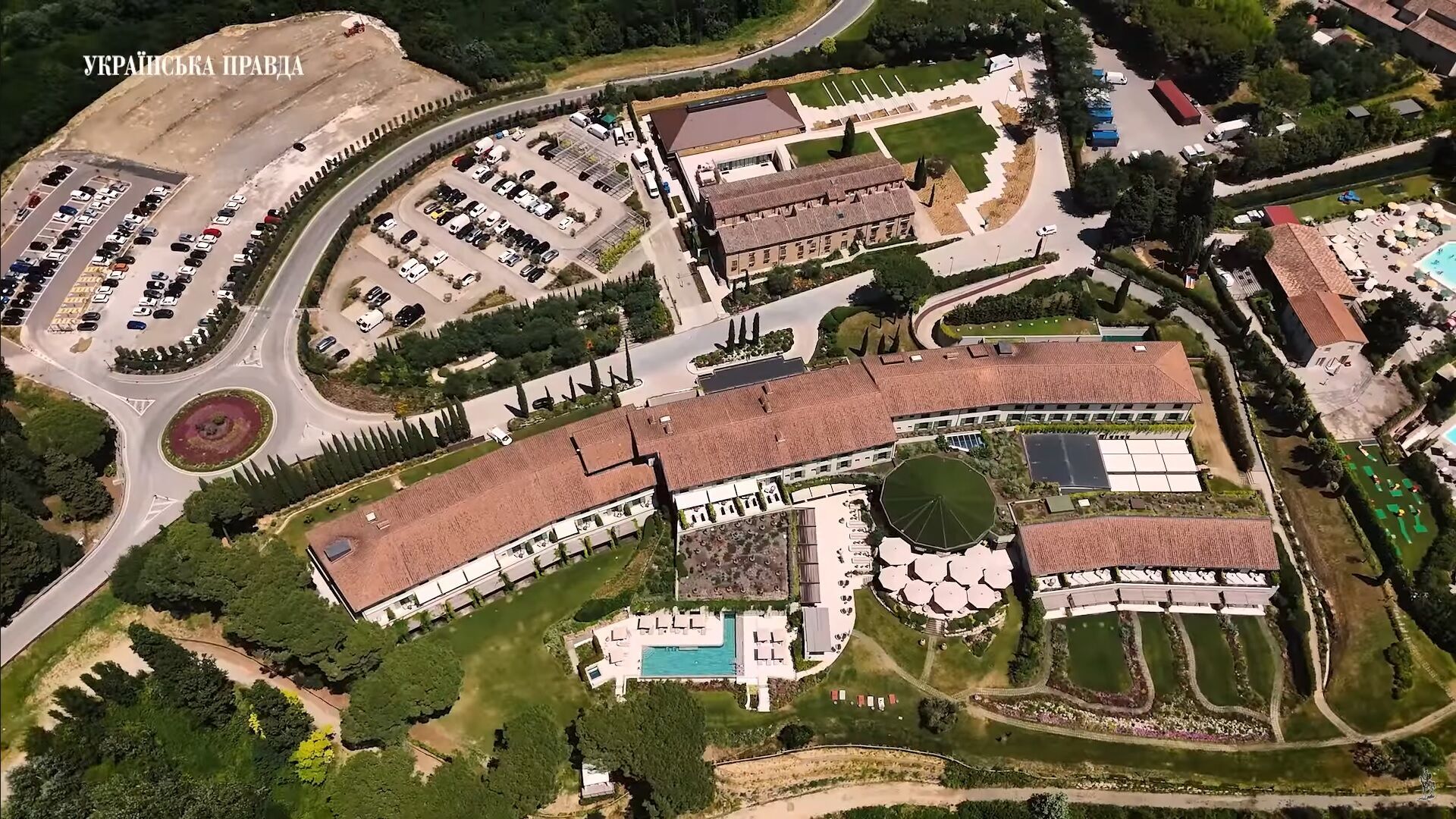 Castelfalfi сьогодні – це п'ятизірковий курорт у Тоскані. У ХІ столітті тут була фортеця, а в ХVІ замок належав знатним родам, певний час він був пов'язаний із родиною Медічі.