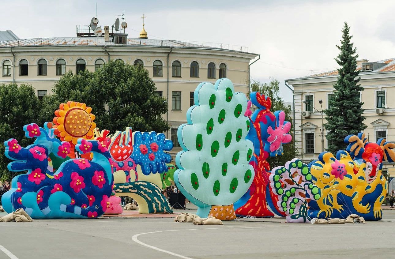Пневматичні скульптури-велетні з'явилися в центрі Києва. Хто їх зробив і що вони означають