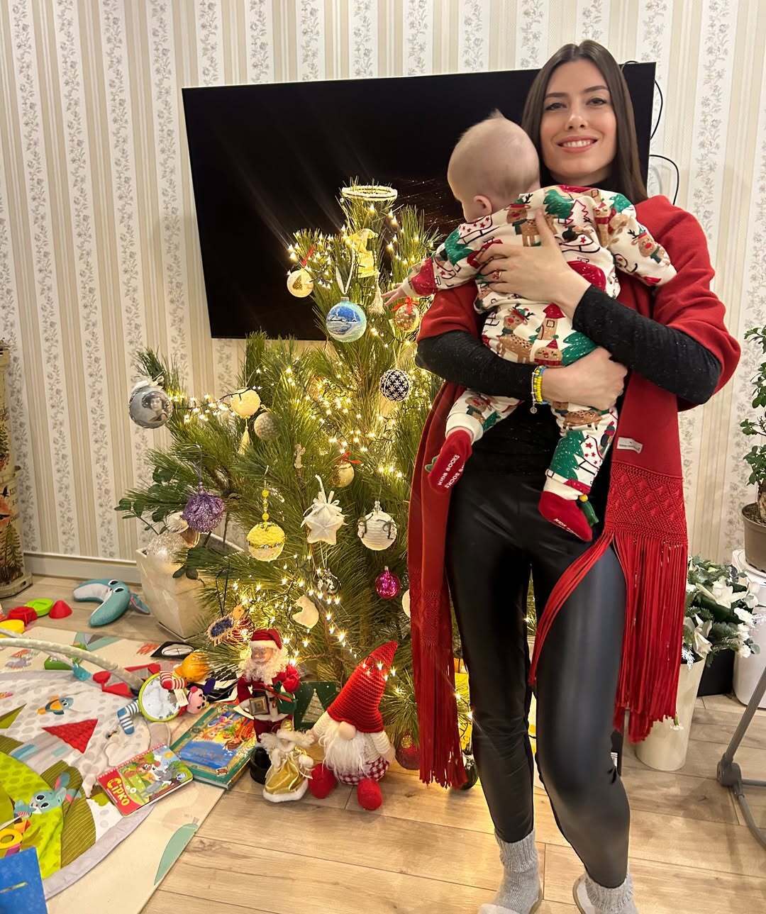 Нардеп Мезенцева впервые показала шестимесячного сына