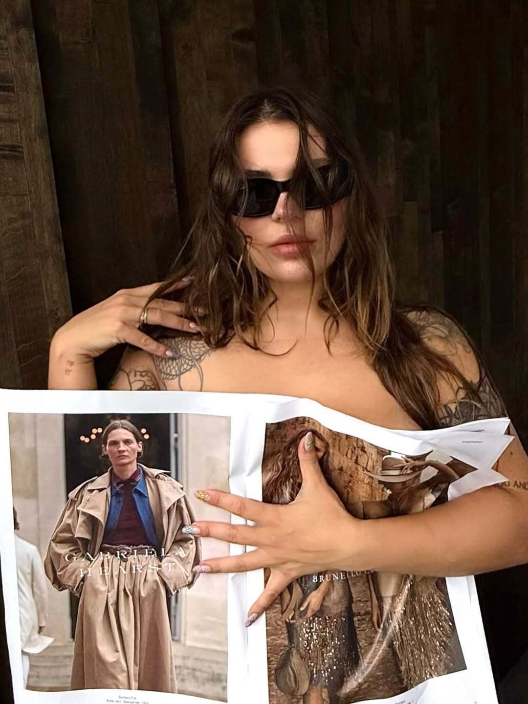 Зарицкая показала пикантные фото, на которых прикрыла тело газетой