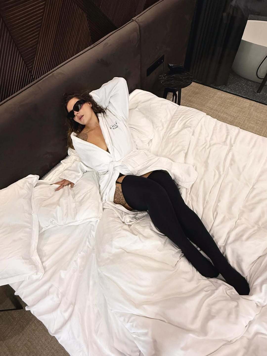 Зарицкая показала пикантные фото, на которых прикрыла тело газетой