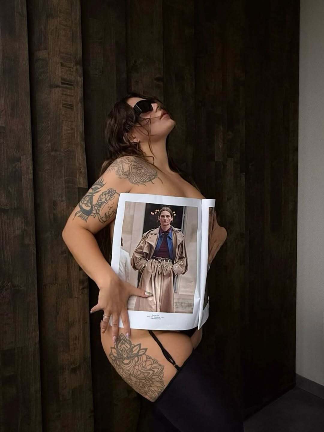 Зарицкая показала пикантные фото, на которых прикрыла тело газетой