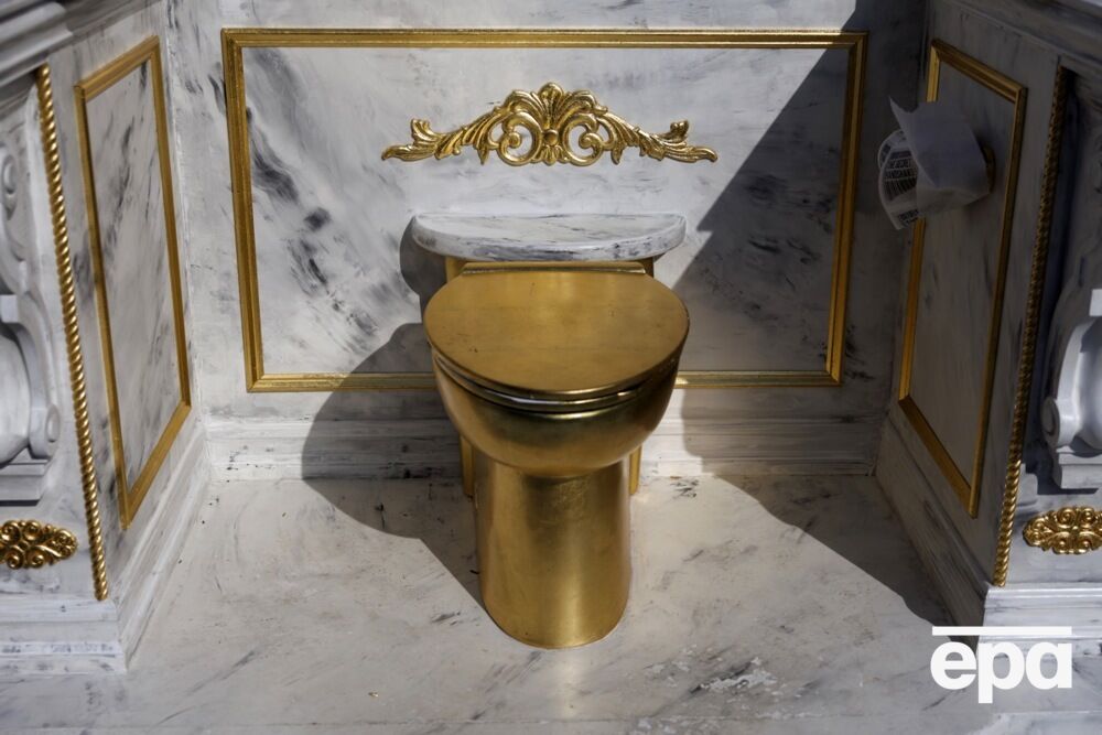 ''Трон, достойный короля''. В Вашингтоне в честь Трампа установили золотой унитаз. Фото