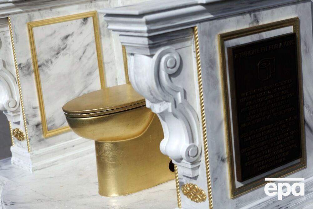 ''Трон, достойный короля''. В Вашингтоне в честь Трампа установили золотой унитаз. Фото