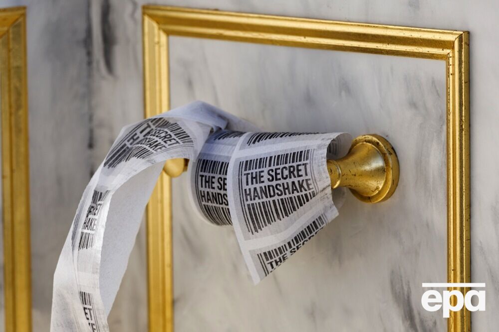 ''Трон, достойный короля''. В Вашингтоне в честь Трампа установили золотой унитаз. Фото