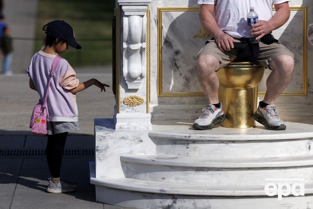 ''Трон, достойный короля''. В Вашингтоне в честь Трампа установили золотой унитаз. Фото