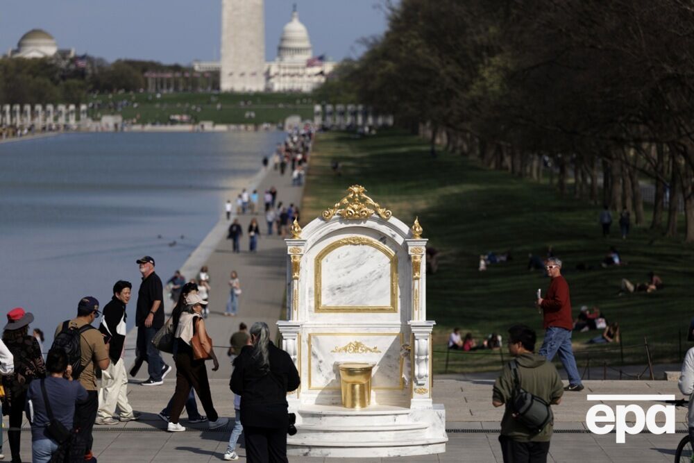 ''Трон, достойный короля''. В Вашингтоне в честь Трампа установили золотой унитаз. Фото