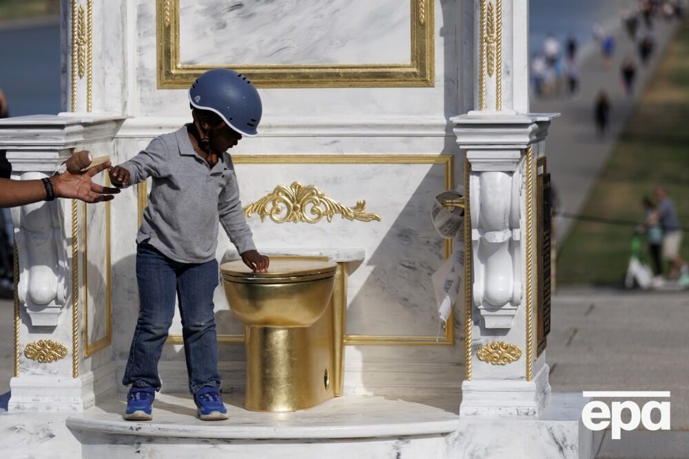 ''Трон, достойный короля''. В Вашингтоне в честь Трампа установили золотой унитаз. Фото