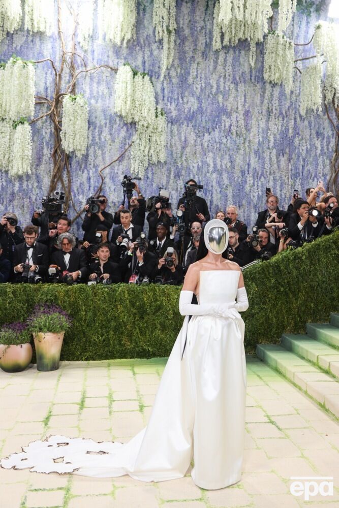 Обгоревший шлейф и шестой палец. Почему Кэти Перри появилась на Met Gala 2026 в фехтовальной маске