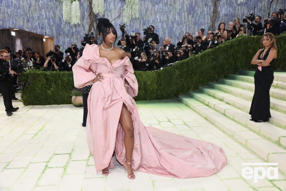 Драпировки и много обнаженного тела. Как звезды удивляли на Met Gala 2026. Фото
