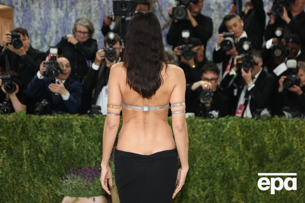 Россиянка оконфузилась на Met Gala – СМИ разнесли ее неуместный для такого мероприятия наряд