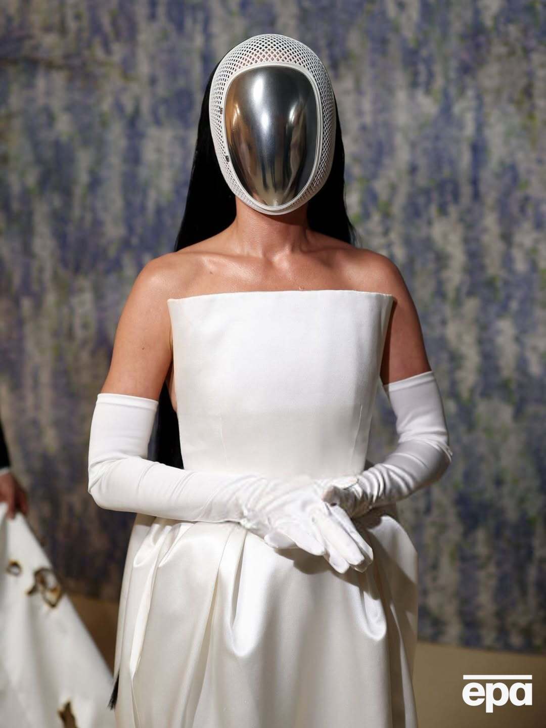 Обгоревший шлейф и шестой палец. Почему Кэти Перри появилась на Met Gala 2026 в фехтовальной маске