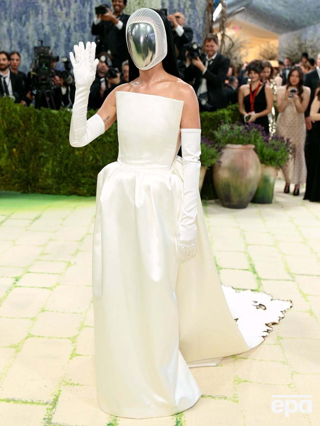 Обгоревший шлейф и шестой палец. Почему Кэти Перри появилась на Met Gala 2026 в фехтовальной маске