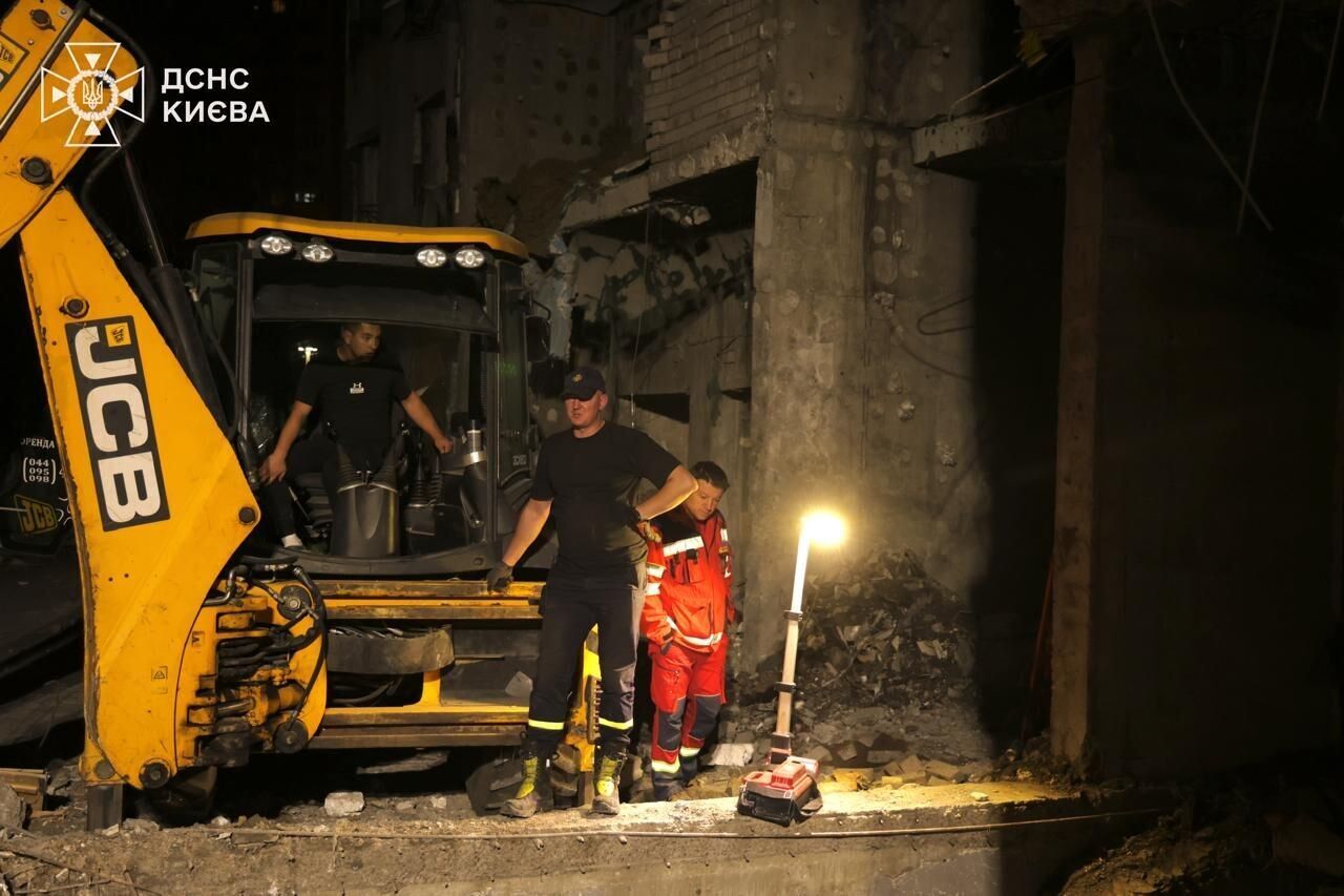 У Києві продовжує зростали кількість загиблих через недільню атаку РФ. Фото 