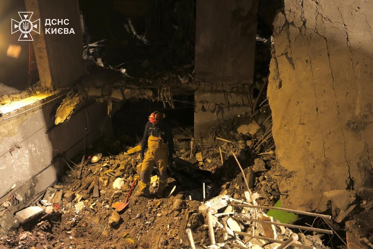 У Києві продовжує зростали кількість загиблих через недільню атаку РФ. Фото 
