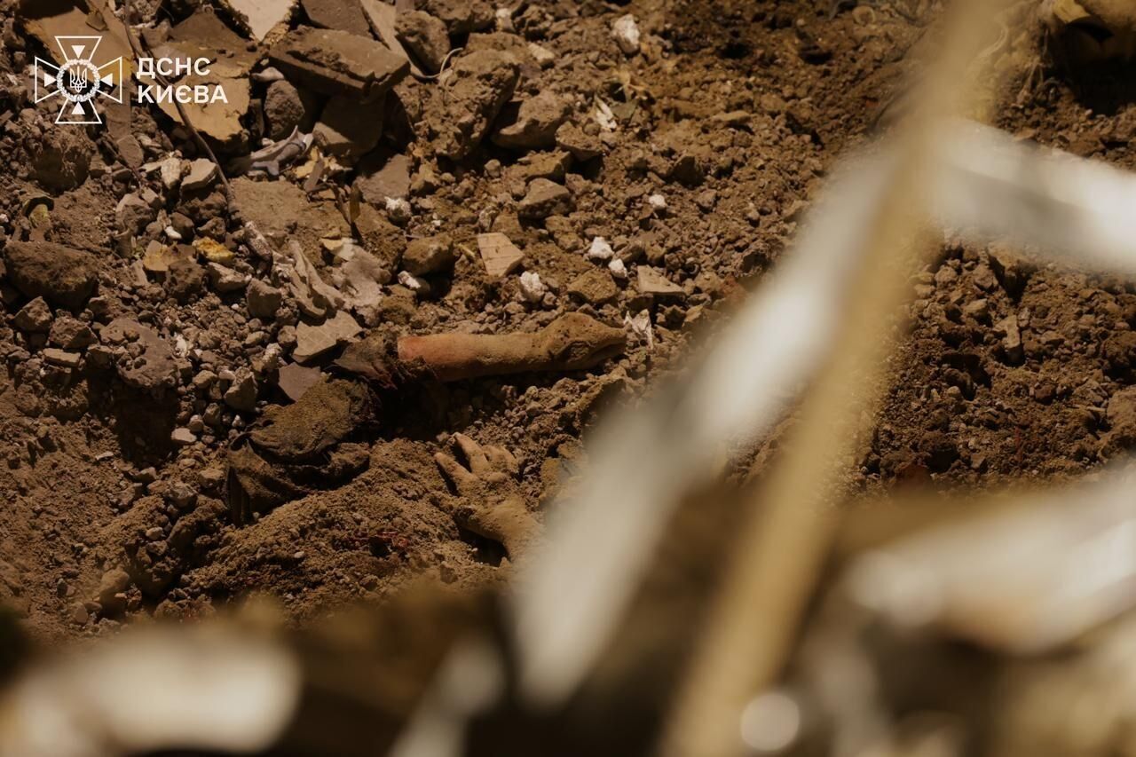 У Києві продовжує зростали кількість загиблих через недільню атаку РФ. Фото 