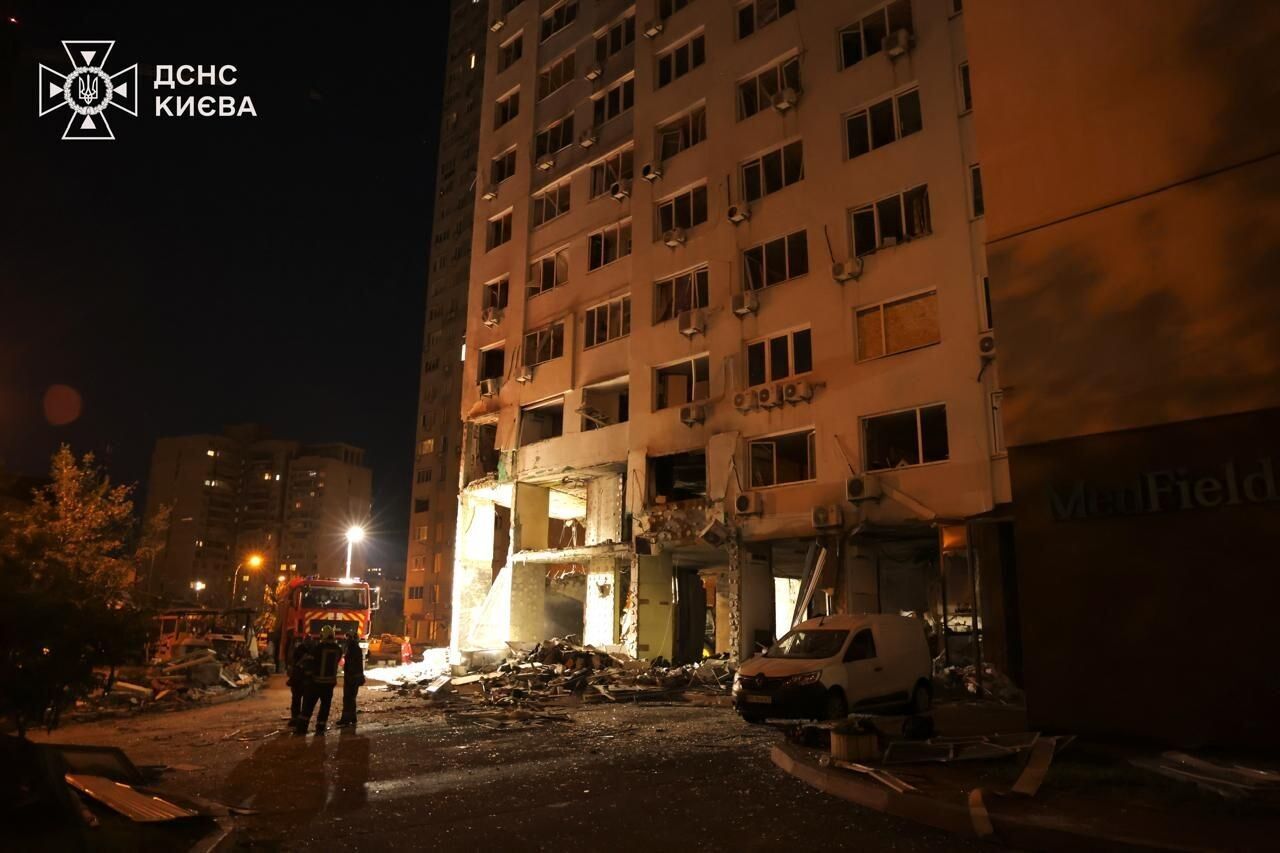 У Києві продовжує зростали кількість загиблих через недільню атаку РФ. Фото 