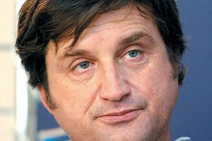 "Все, что создает ДГ, киноведы окрестили бы новым бурлеском: так называется жанр, делающий с обычным газето- и телеразвлечением на грани модного (в том числе и с моей подачи) стриптиза то же самое, чт