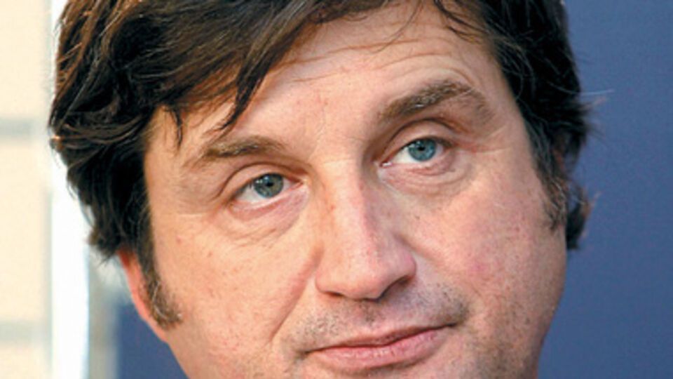 "Все, что создает ДГ, киноведы окрестили бы новым бурлеском: так называется жанр, делающий с обычным газето- и телеразвлечением на грани модного (в том числе и с моей подачи) стриптиза то же самое, чт