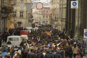 Колонна прошла центром города