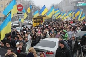 В Киеве шесть тысяч людей вышли на улицу почтить память жертв Голодомора