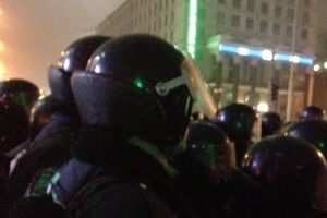 Беркутовцы применяют дубинки