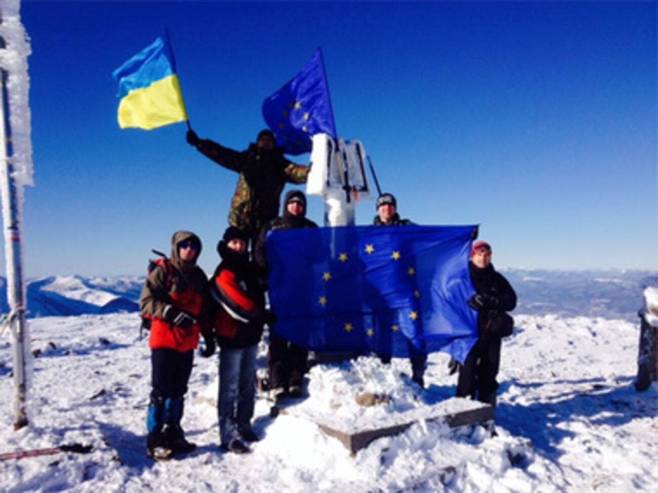 Активисты поднялись, несмотря на снег.