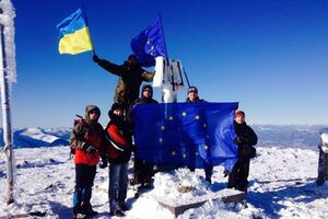 Активисты поднялись, несмотря на снег.