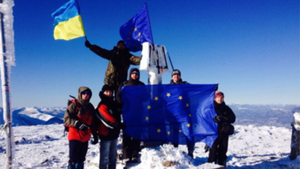 Активисты поднялись, несмотря на снег.