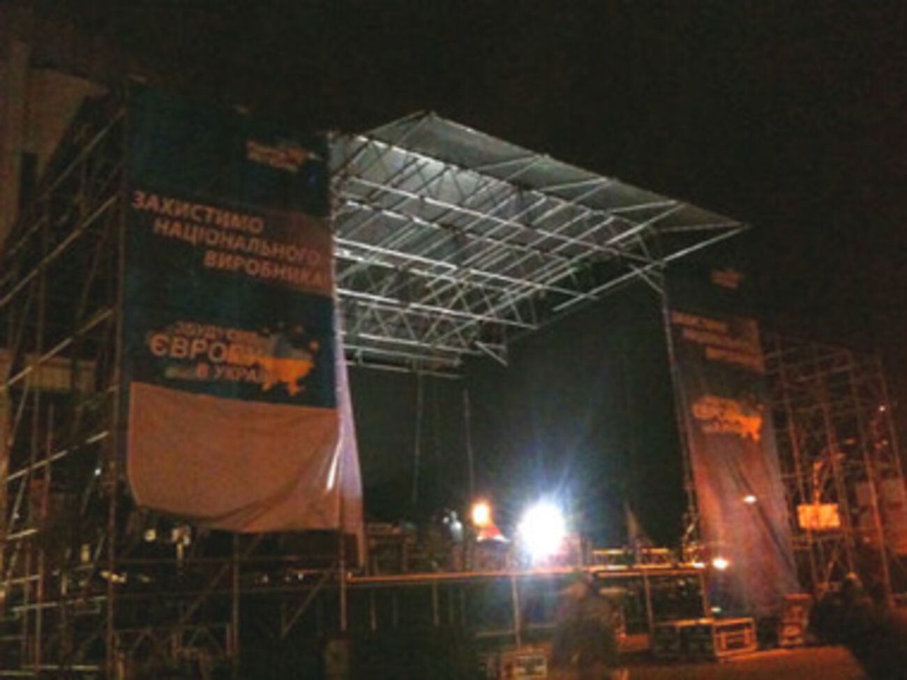 Сцену на площади смонтировали еще ночью.