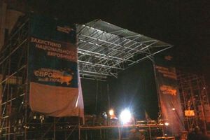 Сцену на площади смонтировали еще ночью.