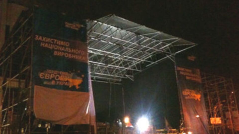 Сцену на площади смонтировали еще ночью.