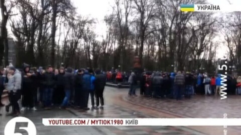 В парке остаются несколько сотен человек