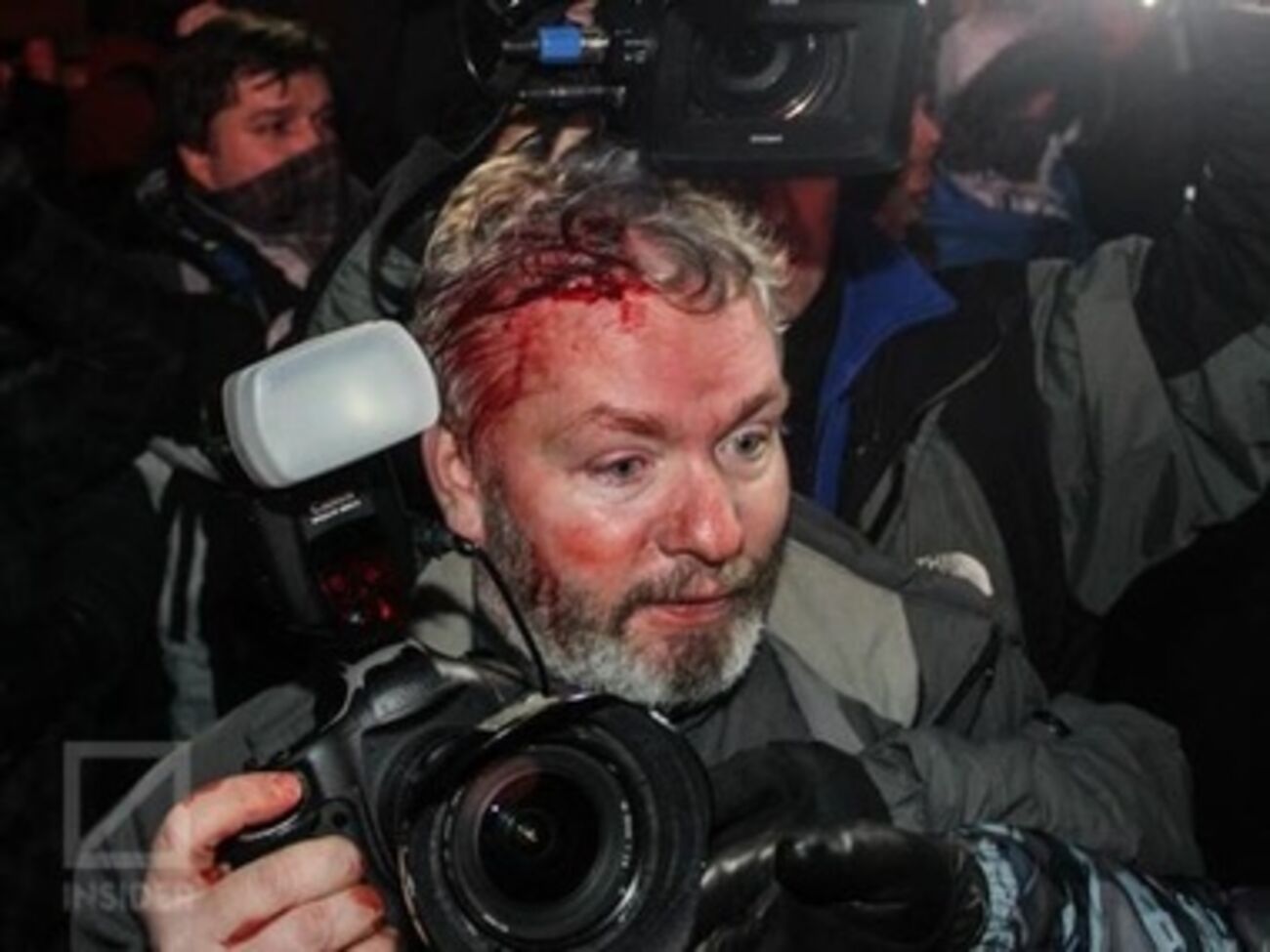 Беркутовец дубинкой разбил голову фотографу. Фоторепортаж