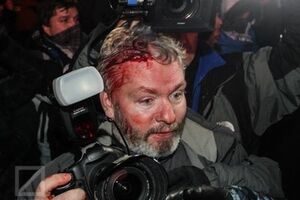 Беркутовец дубинкой разбил голову фотографу. Фоторепортаж