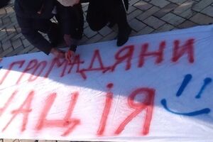 Протестующие отправились на вече