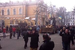 Здание на Банковой атаковали