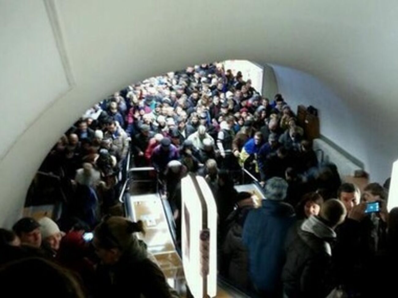 Метро продлит работу, чтобы вывезти сотни тысяч митингующих с Майдана