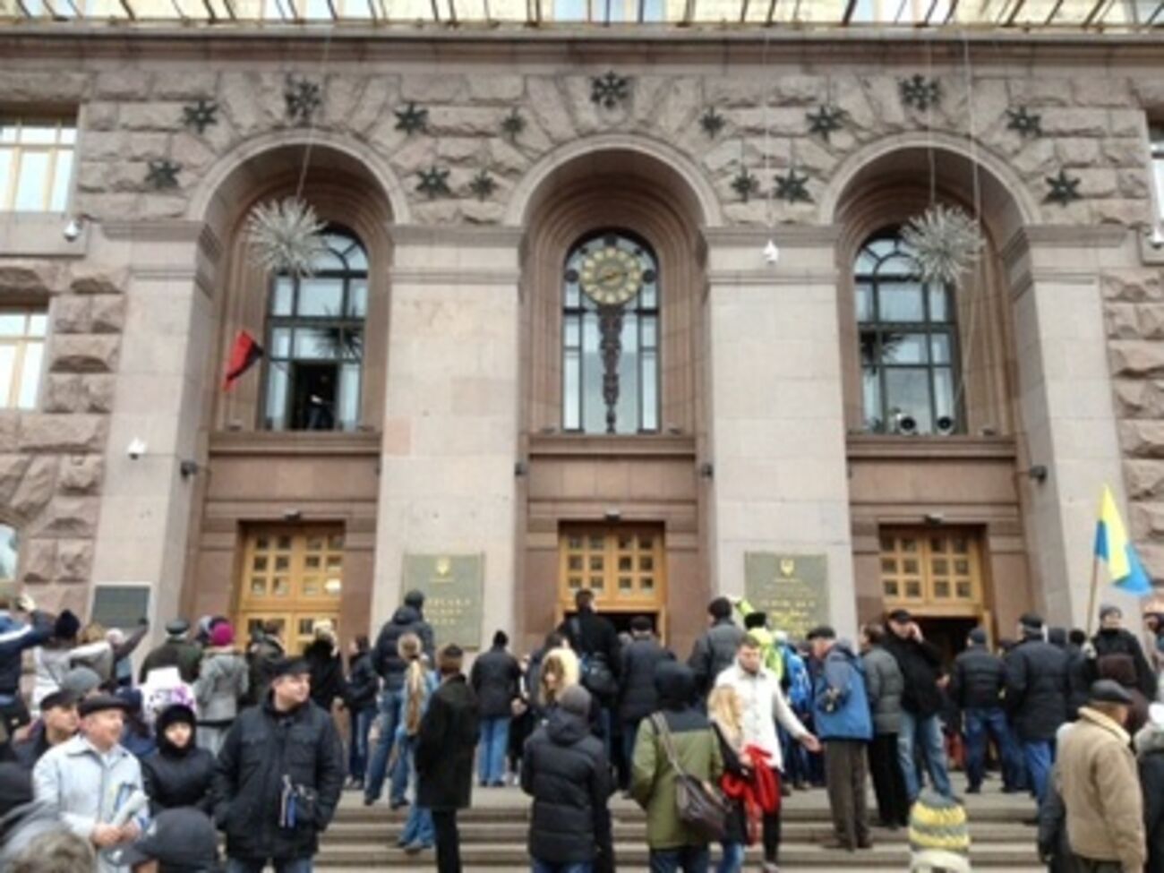 Люди свободно входят в здание Киевгорадминистрации