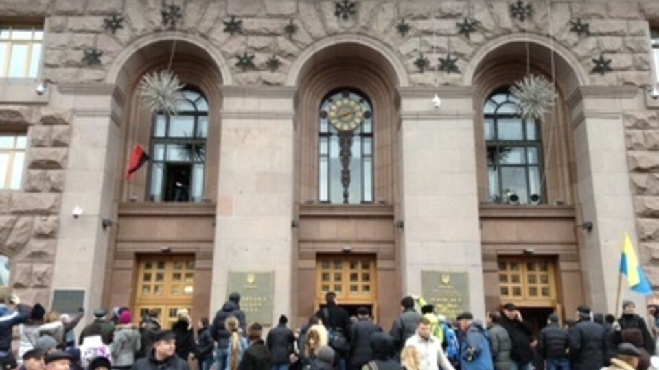 Люди свободно входят в здание Киевгорадминистрации