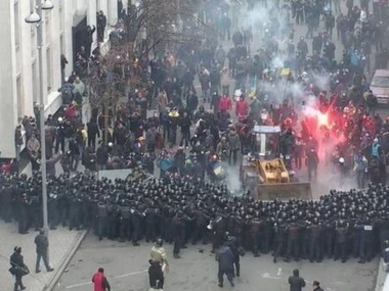 Столкновения на Банковой продолжаются